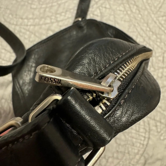 Fossil Cow Hide Leather Black Pocket Buckle Y2K Full Zip Crossbody Bag - Picture 2 of 8